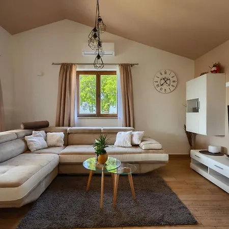 Activity Gita With Pool And Grill In Tinjan