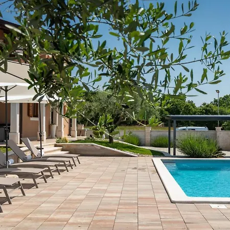 Activity Gita With Pool And Grill In *