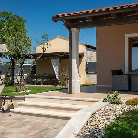 Activity Gita With Pool And Grill In Villa