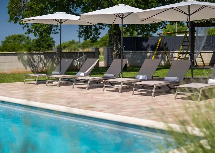Activity Gita With Pool And Grill In Vila