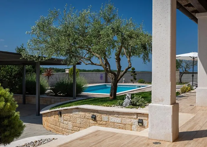 Vila Activity Gita With Pool And Grill In