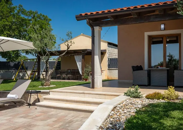 Activity Gita With Pool And Grill In Vila