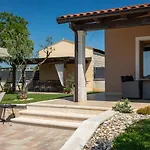 Activity Gita With Pool And Grill In Villa