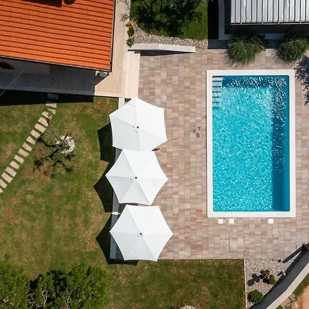 Activity Gita With Pool And Grill In Villa