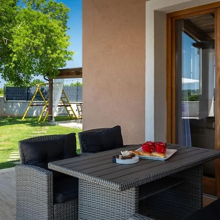 Activity Gita With Pool And Grill In
