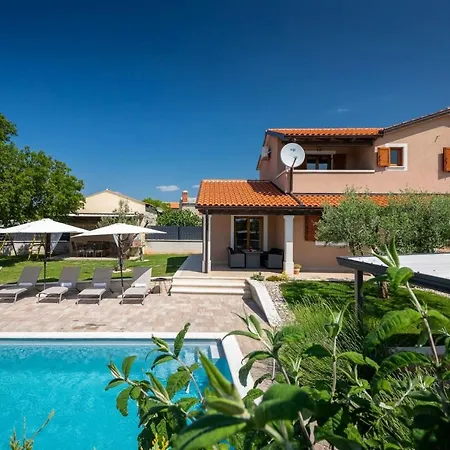 Activity Gita With Pool And Grill In