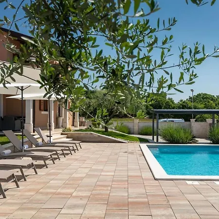 Activity Gita With Pool And Grill In *