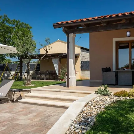 Activity Gita With Pool And Grill In Villa