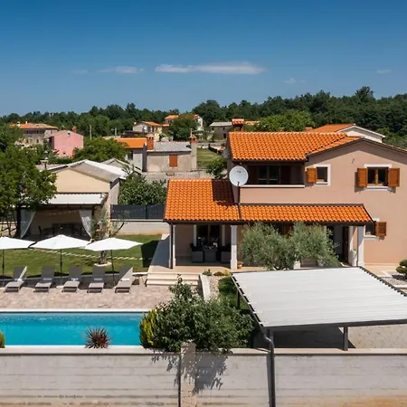 Activity Gita With Pool And Grill In *