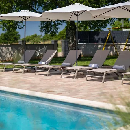 Activity Gita With Pool And Grill In Villa