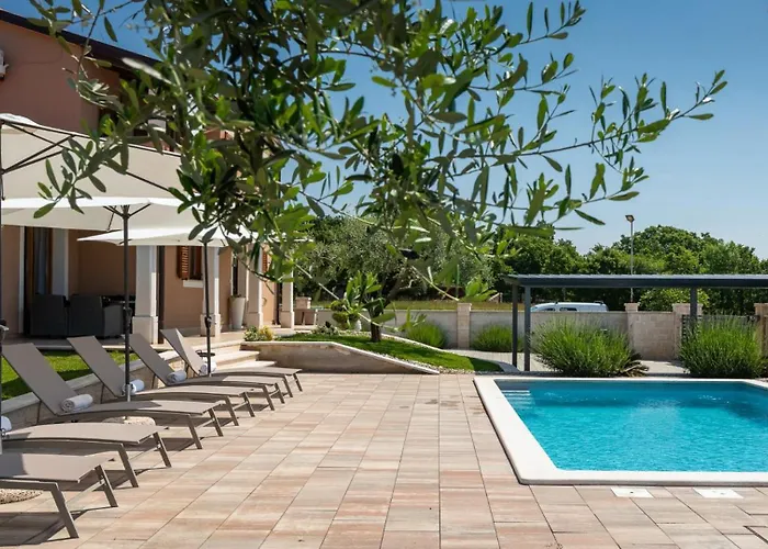 Activity Gita With Pool And Grill In *