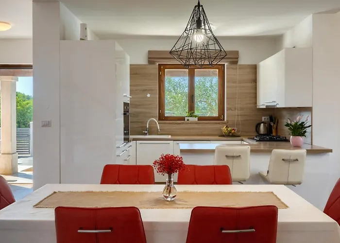 Activity Gita With Pool And Grill In