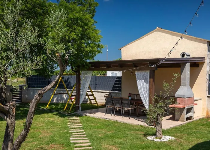 Activity Gita With Pool And Grill In Villa Tinjan